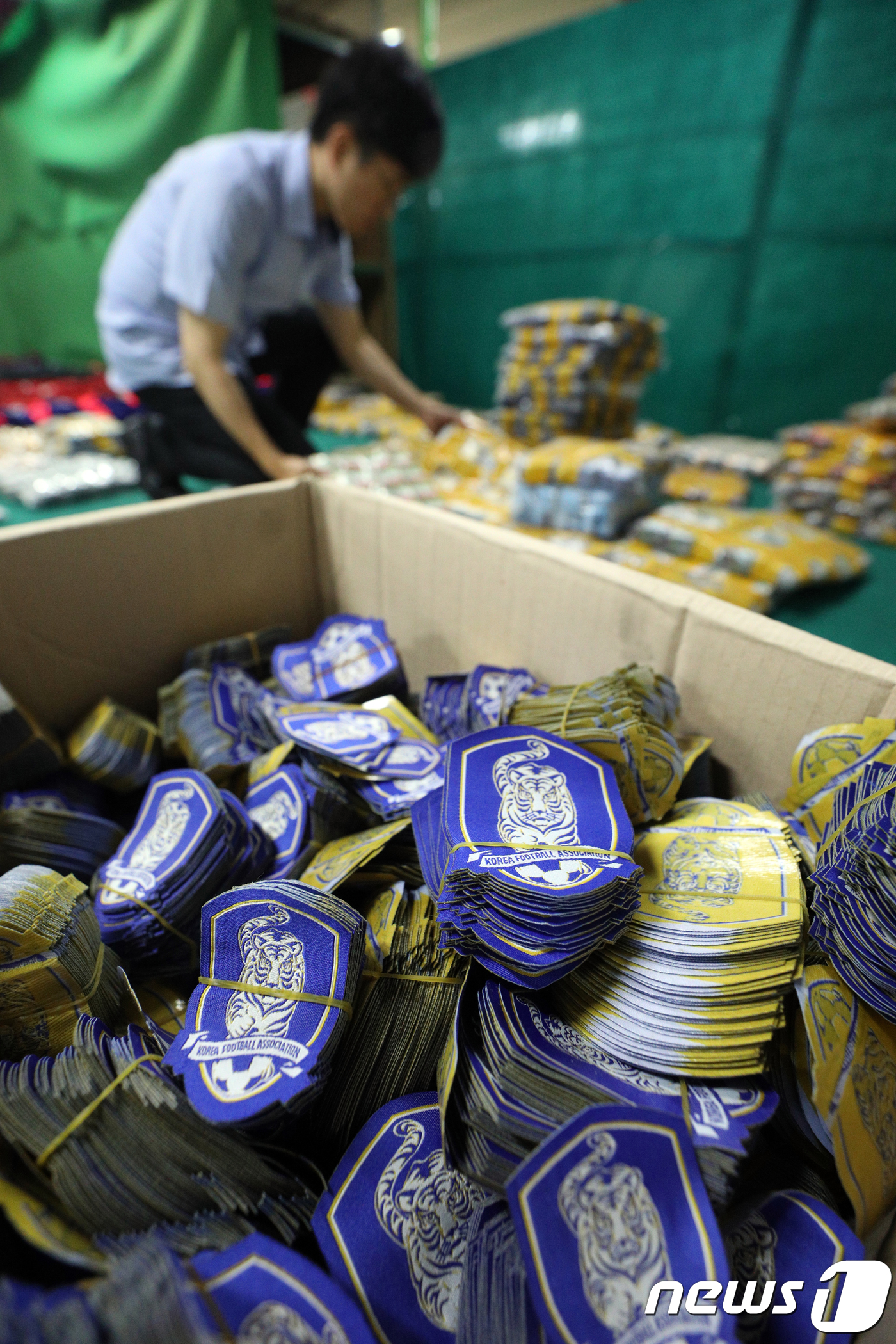 (서울=뉴스1) 신웅수 기자 = 11일 오전 서울 강남구 서울본부세관에서 직원들이 압수한 엠블럼과 유니폼을 정리하고 있다.관세청 서울본부세관은 러시아 월드컵 특수를 노려 해외 유명 …