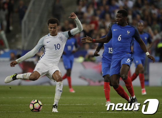 프랑스와 잉글랜드가 사상 처음으로 국제축구연맹(FIFA) 월드컵 결승전에서 격돌할지 관심을 모으고 있다. 사진은 지난해 6월 평가전 모습. © AFP=News1