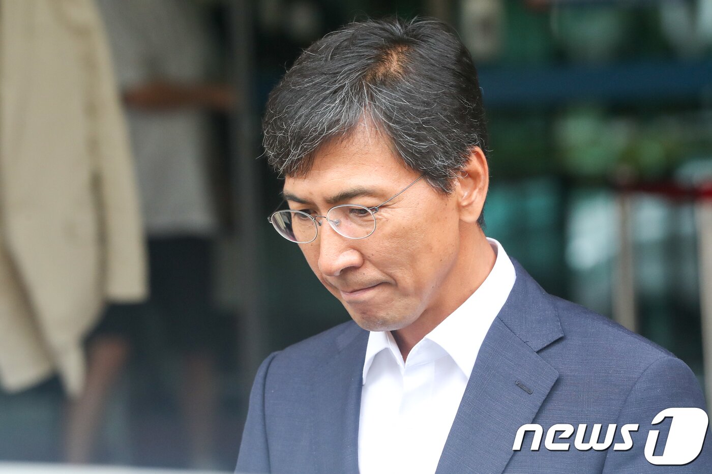 본문 이미지 - 수행비서를 위력으로 성폭행한 혐의 등을 받는 안희정 전 충남지사가 11일 오후 서울 마포구 서부지방법원에서 열린 오전 공판을 마친 뒤 법정을 나서고 있다. 2018.7.11/뉴스1 ⓒ News1 허경 기자