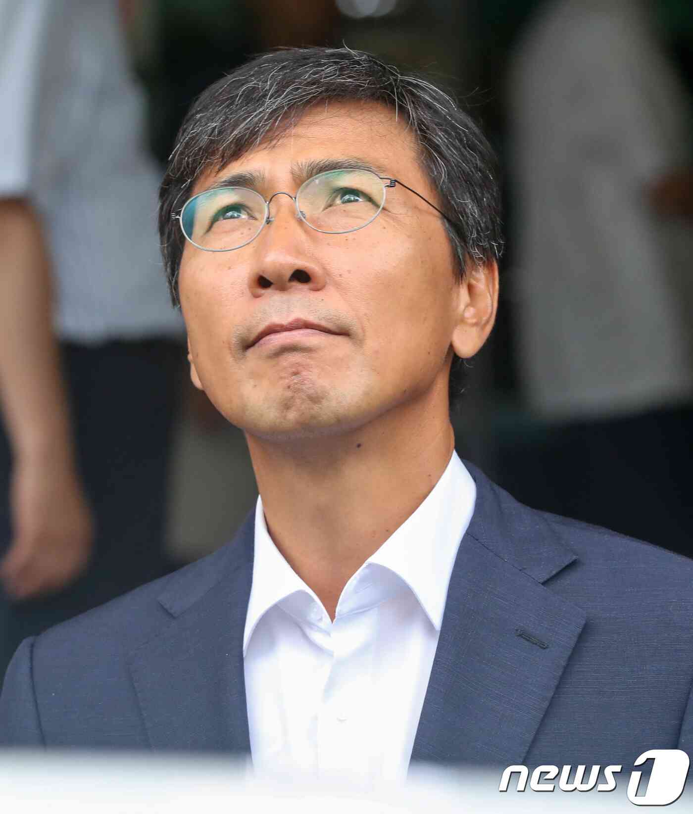 수행비서를 위력으로 성폭행한 혐의 등을 받는 안희정 전 충남지사가 11일 오후 서울 마포구 서부지방법원에서 열린 오전 공판을 마친 뒤 법정을 나서고 있다. 2018.7.11/뉴스1 © News1 허경 기자