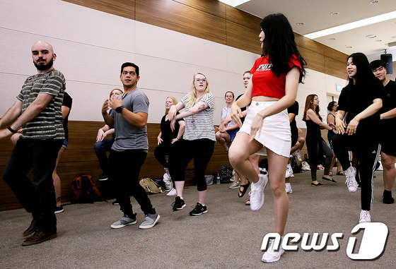 지난 10일 울산대 국제관에서 UIP 참가자들이 한국학생들로부터 K-팝 댄스를 배우고 있다.(울산대학교 제공)© News1