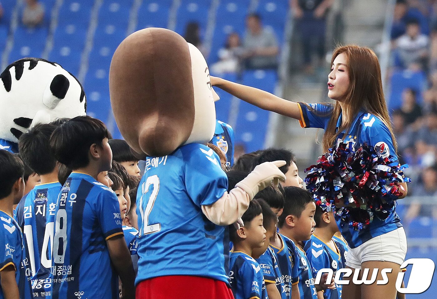 본문 이미지 - 울산 현대 치어리더 김연정(오른쪽) . /뉴스1  DBⓒ News1 이윤기 기자