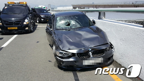 10일 오후 부산 강서구 김해공항 2층 국제선 청사 진입로에서 택시기사를  들이받은  BMW가 찌그러져 있다.(부산지방경찰청 제공)©News1