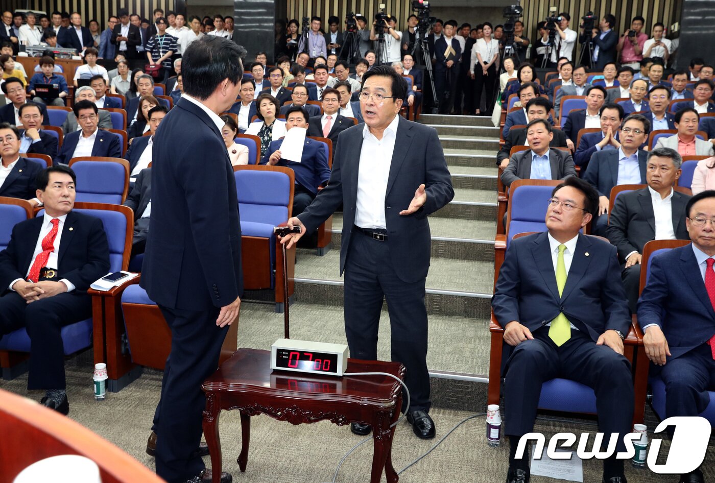 본문 이미지 - 김성태 자유한국당 대표 권한대행 겸 원내대표가 12일 오후 서울 여의도 국회에서 열린 20대 국회 후반기 자유한국당 국회부의장 후보 선출 의원총회에서 의사진행발언을 신청한 심재철 의원에게 부의장 선출 후 충분한 시간을 주겠다며 만류하고 있다. 2018.7.12/뉴스1 ⓒ News1 박정호 기자