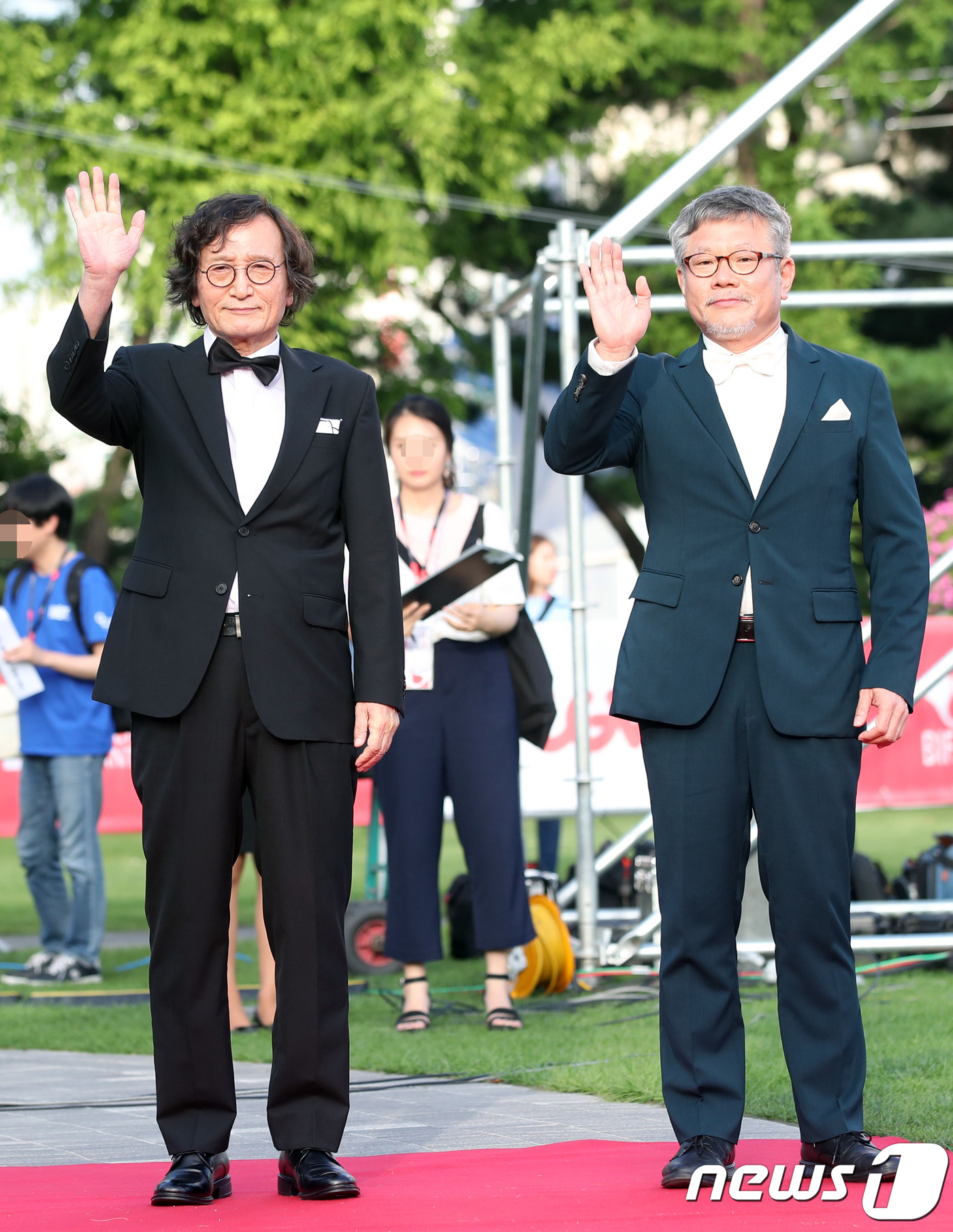 (부천=뉴스1) 권현진 기자 = 정지영 감독과 최영배 집행위원장(오른쪽)이 12일 오후 경기도 부천시 부천시청에서 열린 ‘제 22회 부천국제판타스틱 영화제’에 참석해 손을 흔들 있 …