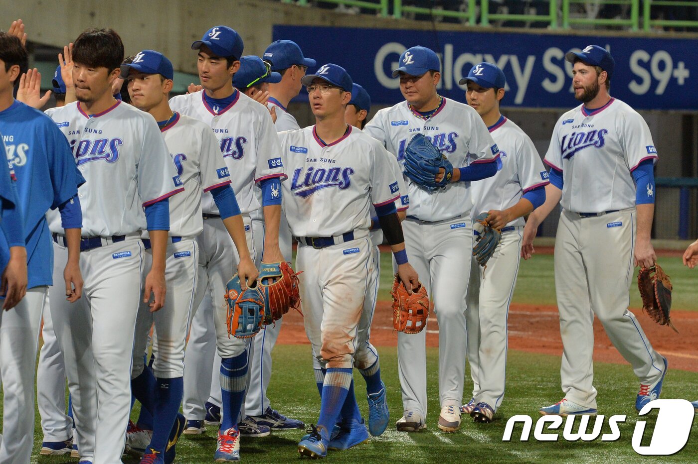 12일 오후 경북 포항야구장에서 열린 2018 프로야구 신한은행 마이카 KBO리그 삼성 라이온즈와 롯데 자이언츠와의 경기에서 8대4 승리를 거둔 삼성 선수들이 김한수 감독 등과 함께 축하 인사를 나누고 있다. 삼성은 포항 3연전에서 스윕했다. 2018.7.12/뉴스1 ⓒ News1 최창호 기자