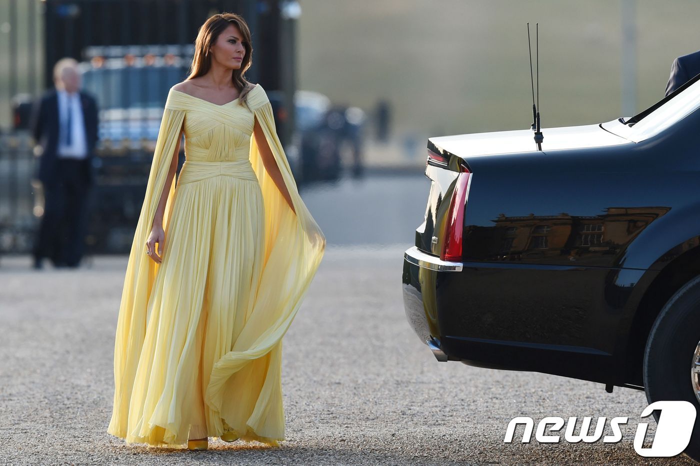 본문 이미지 - 도널드 트럼프 미국 대통령의 부인 멜라니아 여사가 12일(현지시간) 옥스퍼드셔 블레넘 궁전에서 열리는 영국 방문 환영만찬에 참석하고 있다. ⓒ AFP=뉴스1 ⓒ News1 우동명 기자