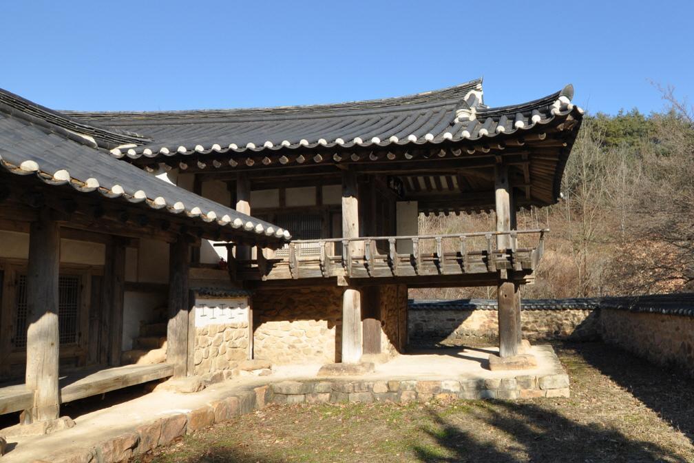 본문 이미지 - 상주 우복 종택 대산루.(문화재청 제공)