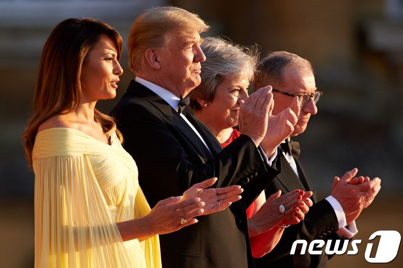 (옥스퍼드셔 AFP=뉴스1) 우동명 기자 = 도널드 트럼프 미국 대통령과 부인 멜라니아 여사, 테리사 메이 영국 총리와 남편  필립 메이가 12일(현지시간) 환영만찬이 열리는 옥스 …