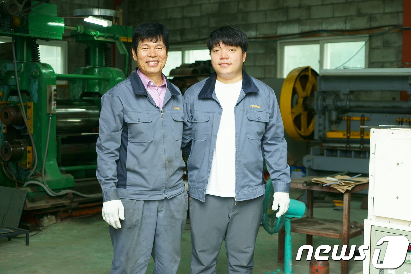 본문 이미지 - 대를 이어 은수저를 만드는 아버지 이은희 대표(좌)와 아들 이동현 대리(우)ⓒ News1