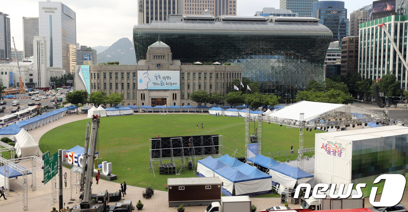 (서울=뉴스1) 이재명 기자 = 성소수자들의 최대 행사인 '서울퀴어문화축제'를 하루 앞둔 13일 오후 서울 중구 서울광장에 축제 부스가 설치되어 있다.퀴어(queer)는 성소수자를 …