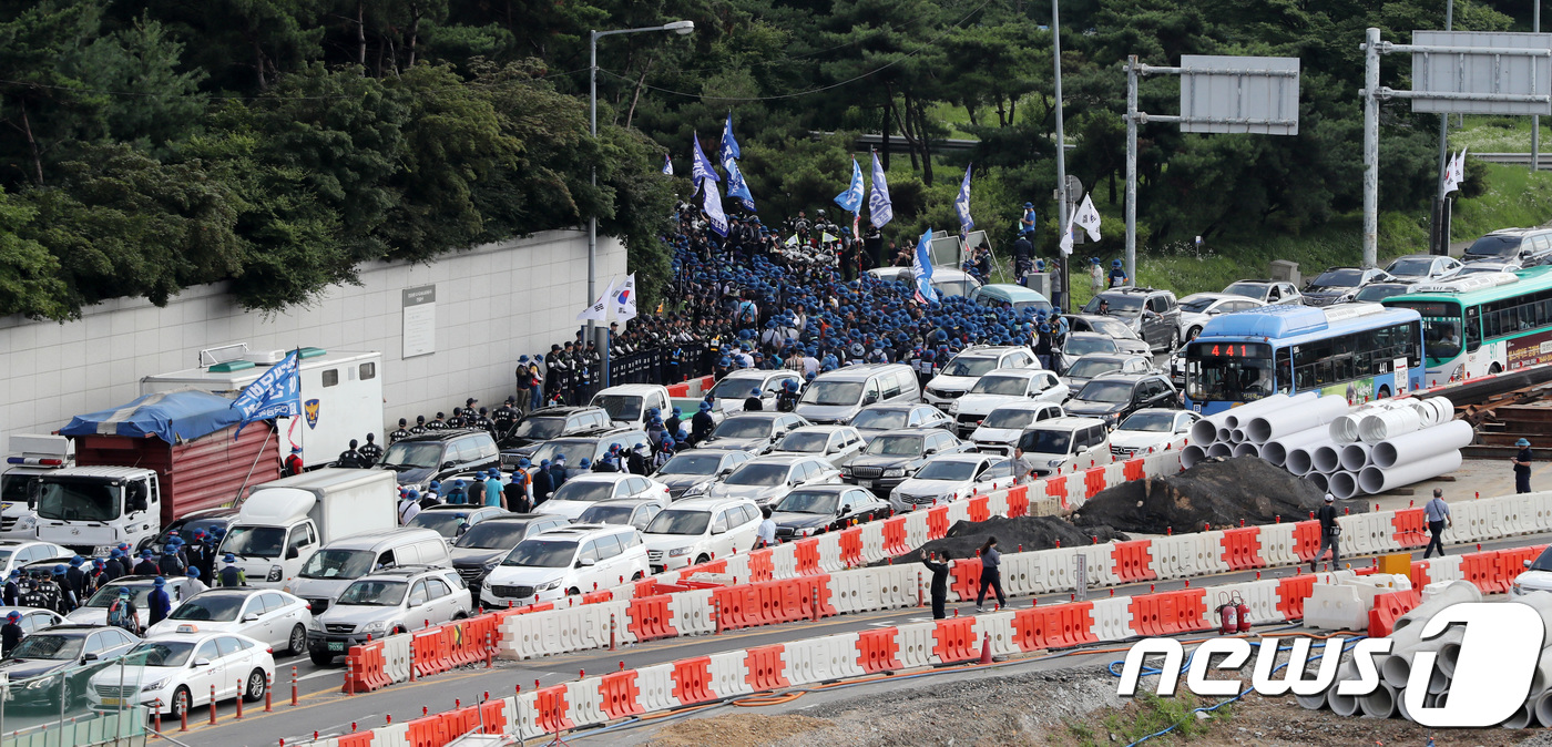 (서울=뉴스1) 박지수 기자 = 전국금속노동조합(금속노조) 조합원들이 13일 오후 서울 서초구 aT센터 앞을 출발해 현대기아차 본사로 행진하고 있다.이날 금속노조는 지부 별로 서울 …