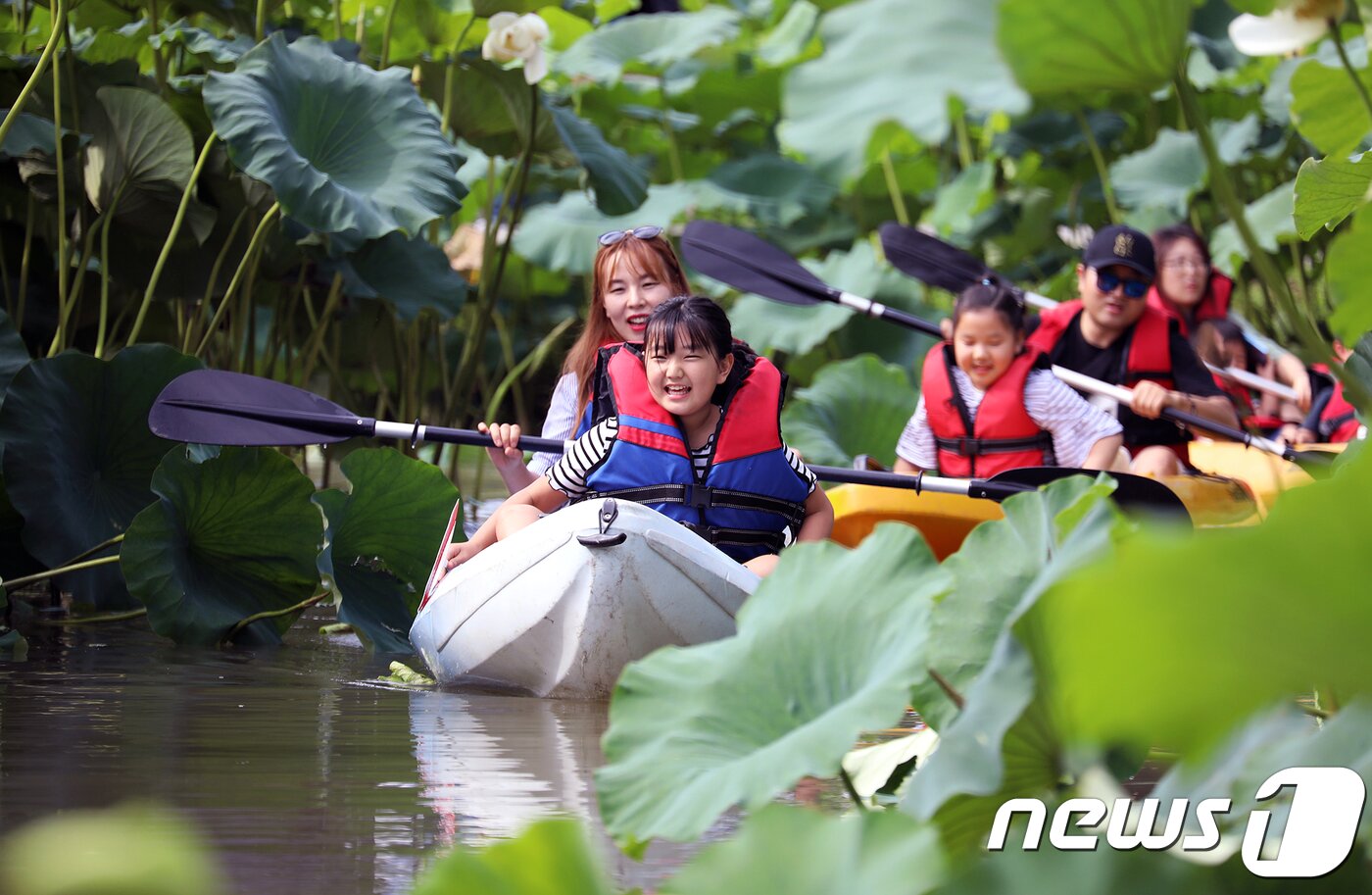 본문 이미지 - 충남 부여군 서동공원에서부모와 함께 찾은 어린이들이 연지 카누체험을 즐기고 있다. 부여군 제공 