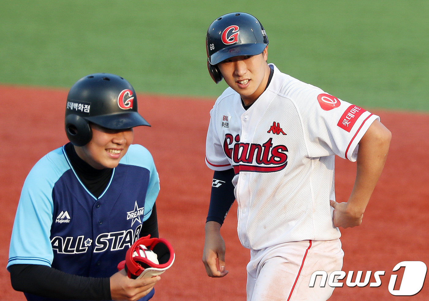 (울산=뉴스1) 이윤기 기자 = 13일 울산 문수야구장에서 열린 '2018 프로야구 KBO 퓨처스 올스타전' 북부와 남부의 경기 남부 4회말 2사 2루 상황, 이호연(롯데)이 우전 …