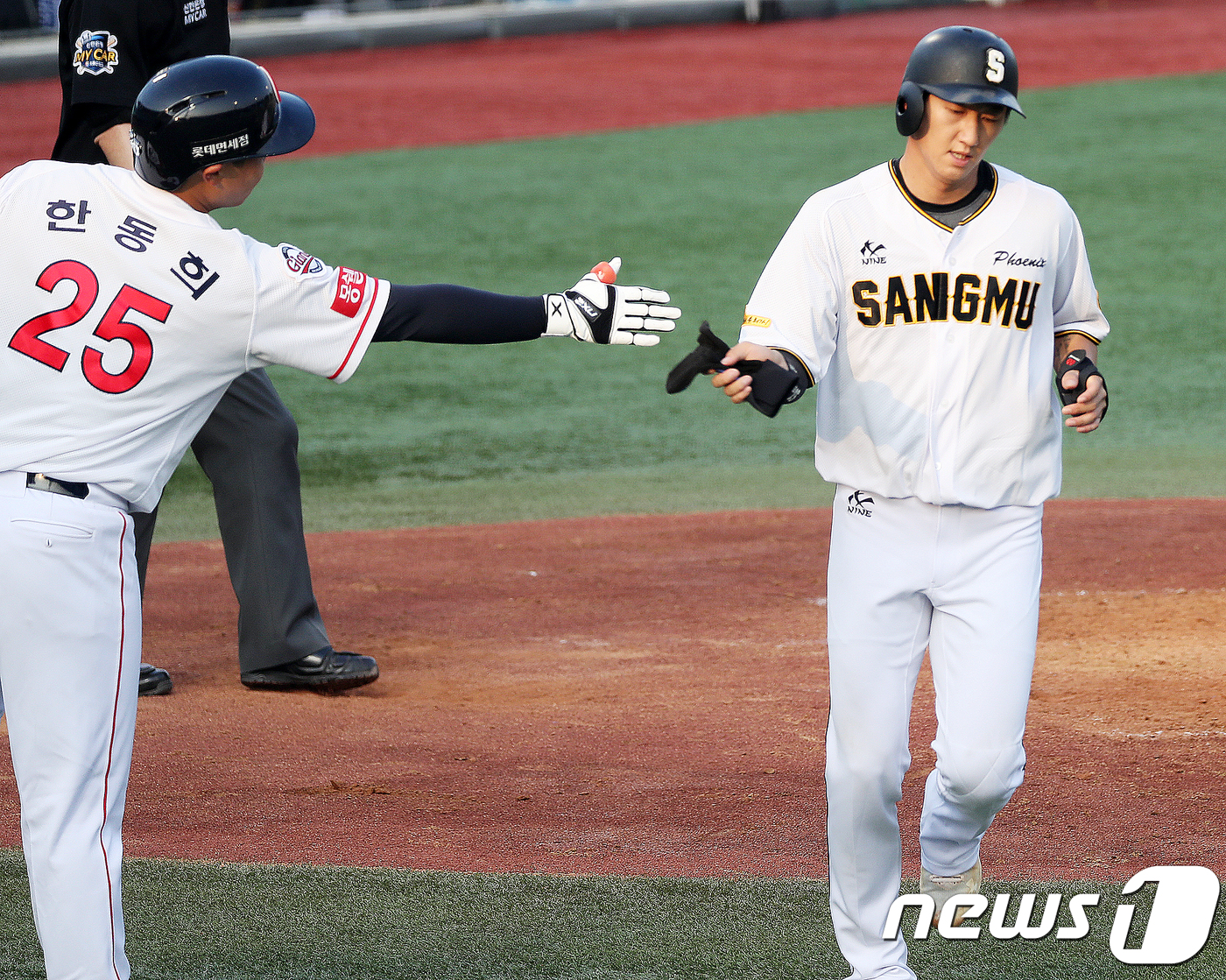 (울산=뉴스1) 이윤기 기자 = 13일 울산 문수야구장에서 열린 '2018 프로야구 KBO 퓨처스 올스타전' 북부와 남부의 경기 4회 2사 2루 상황,  김민혁(상무)이 이호연(롯 …
