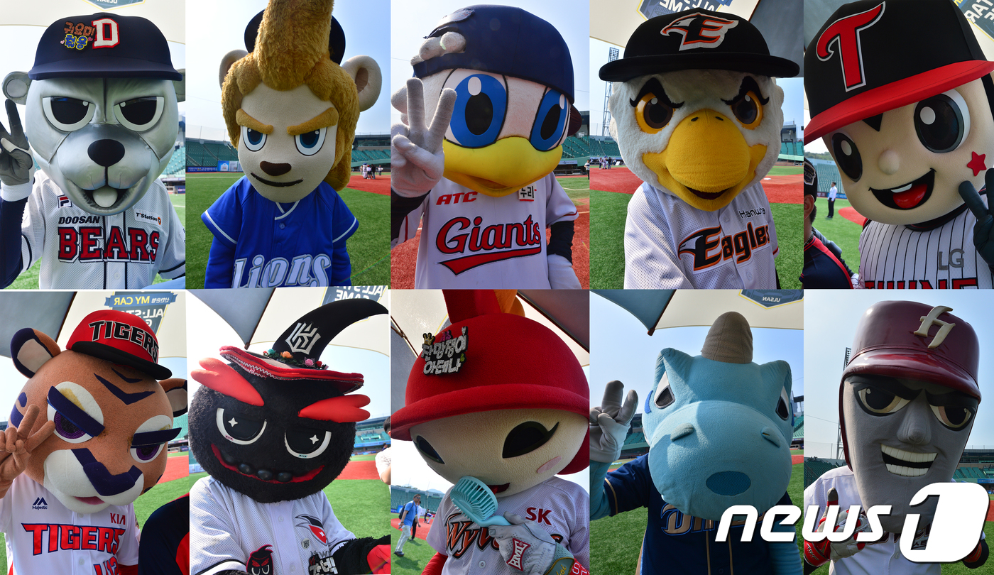 (울산=뉴스1) 최창호 기자 = 14일 오후 울산시 문수야구장에서 열린 2018 KBO신한은행 마이카 올스타전에 앞서 각 구단 마스코트들이 팬들을 위해 포즈를 취하고 있다. 201 …