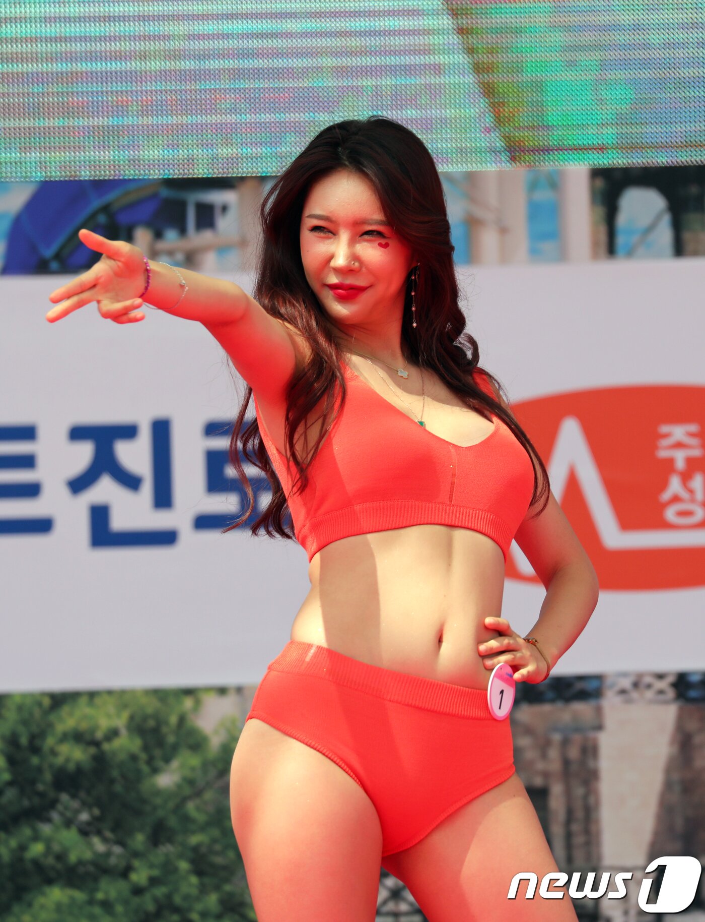 본문 이미지 - 14일 강원 홍천군 오션월드에서 열린 2018 오션월드 비키니 콘테스트에서 참가자가 포즈를 취하고 있다.2018.7.14/뉴스1 ⓒ News1 이찬우 기자