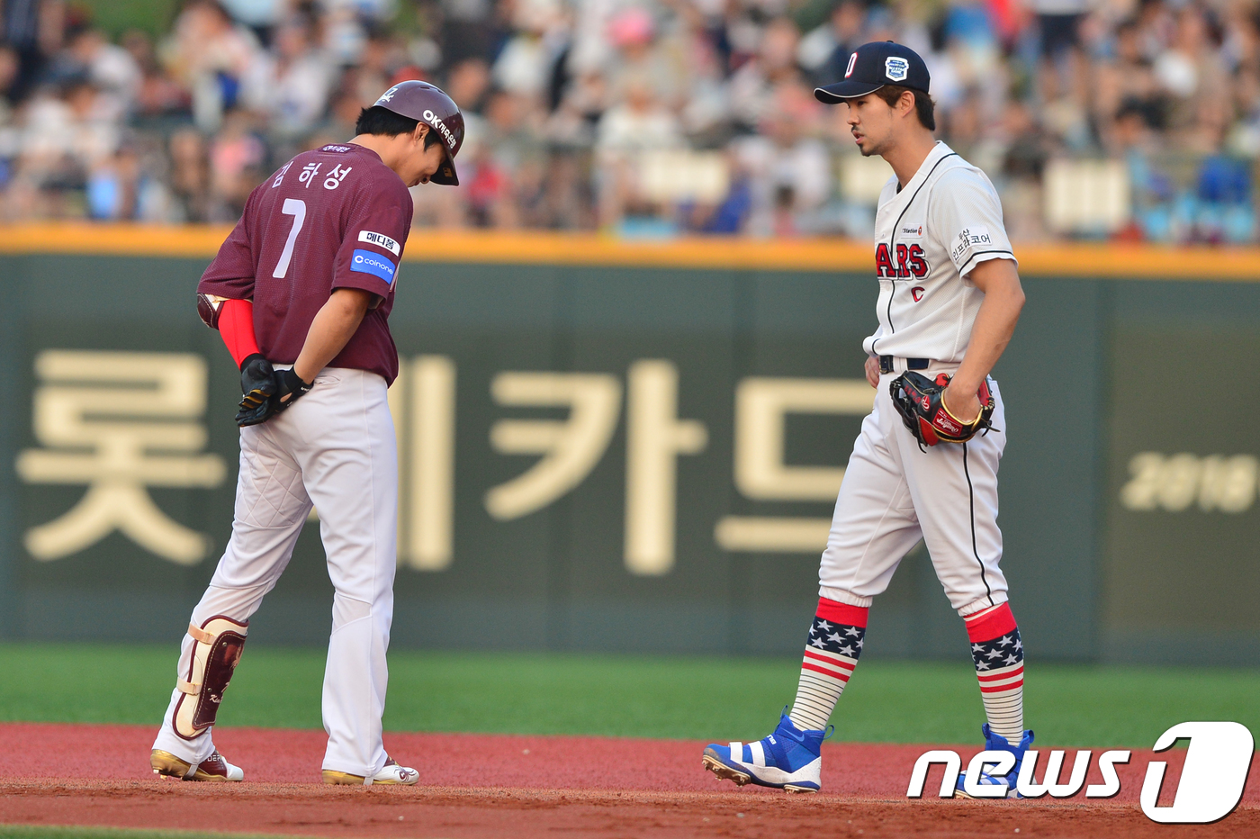 (울산=뉴스1) 최창호 기자 = 14일 오후 울산시 문수야구장에서 열린 2018 KBO신한은행 마이카 올스타전 3회초 무사 나눔팀 김하성이 좌익수를 넘기는 솔로포를 날리자 드림팀 …