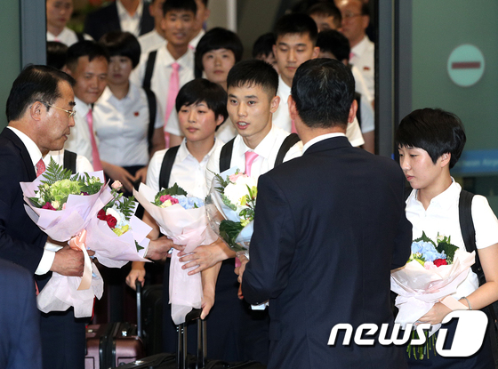 꽃다발 받는 북한 탁구대표팀