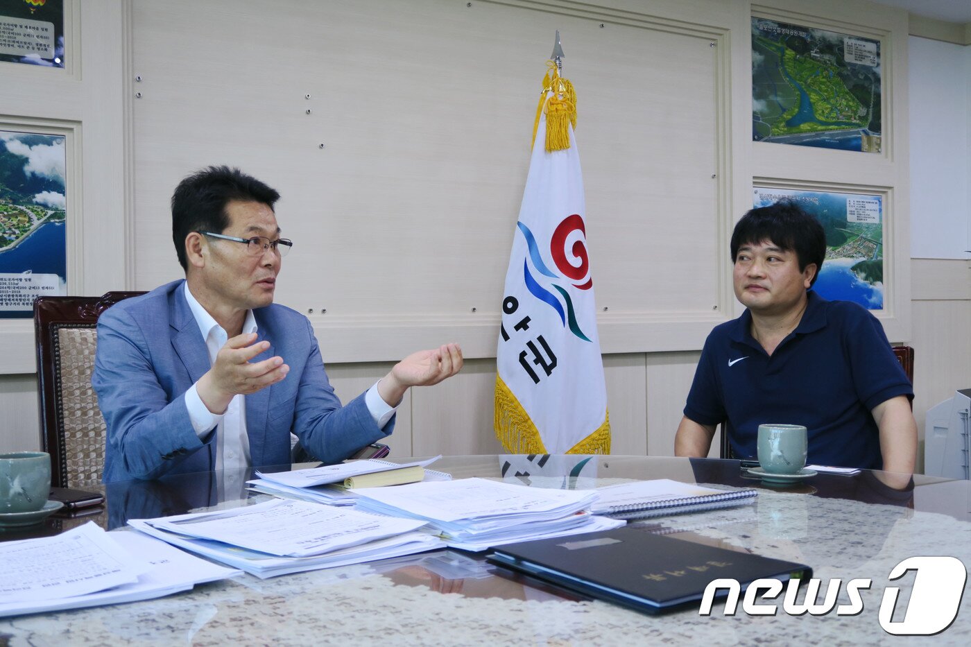 본문 이미지 - 권익현 전북 부안군수가 14일 집무실에서 기자회견을 하고 있다. 2018.7.15 /뉴스1 ⓒ News1 김대홍 기자