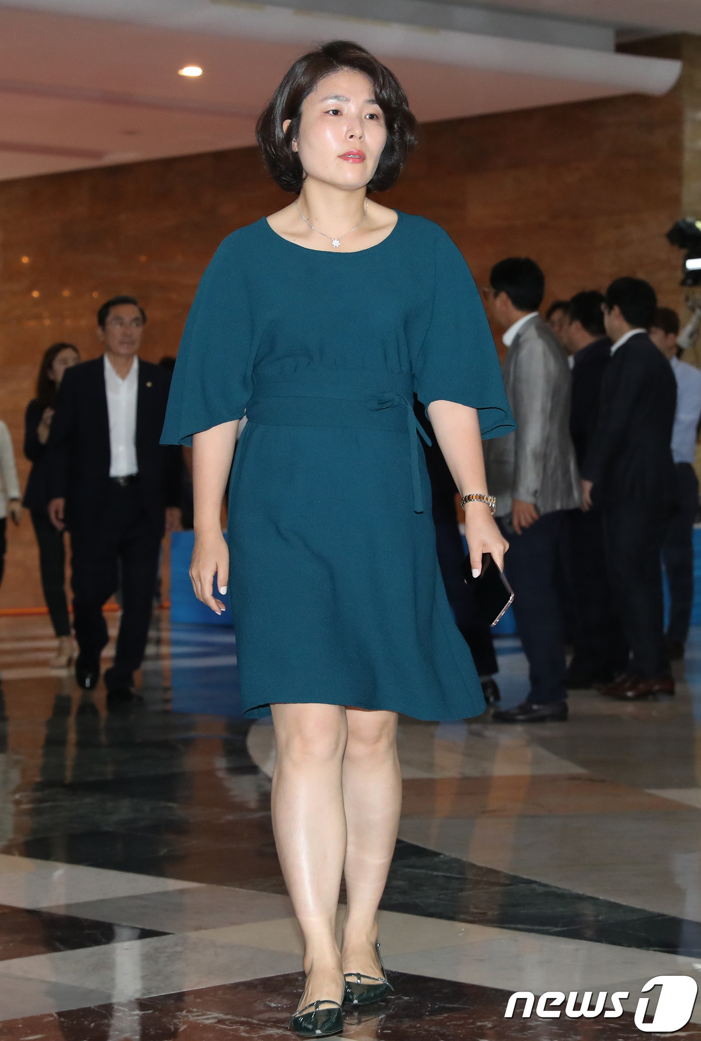 (서울=뉴스1) 박정호 기자 = 자유한국당 혁신 비대위원장 후보에 이름을 올린 전희경 의원이 16일 오전 서울 여의도 국회 예결위회의장에서 열린 비공개 의원총회에 참석하고 있다. …