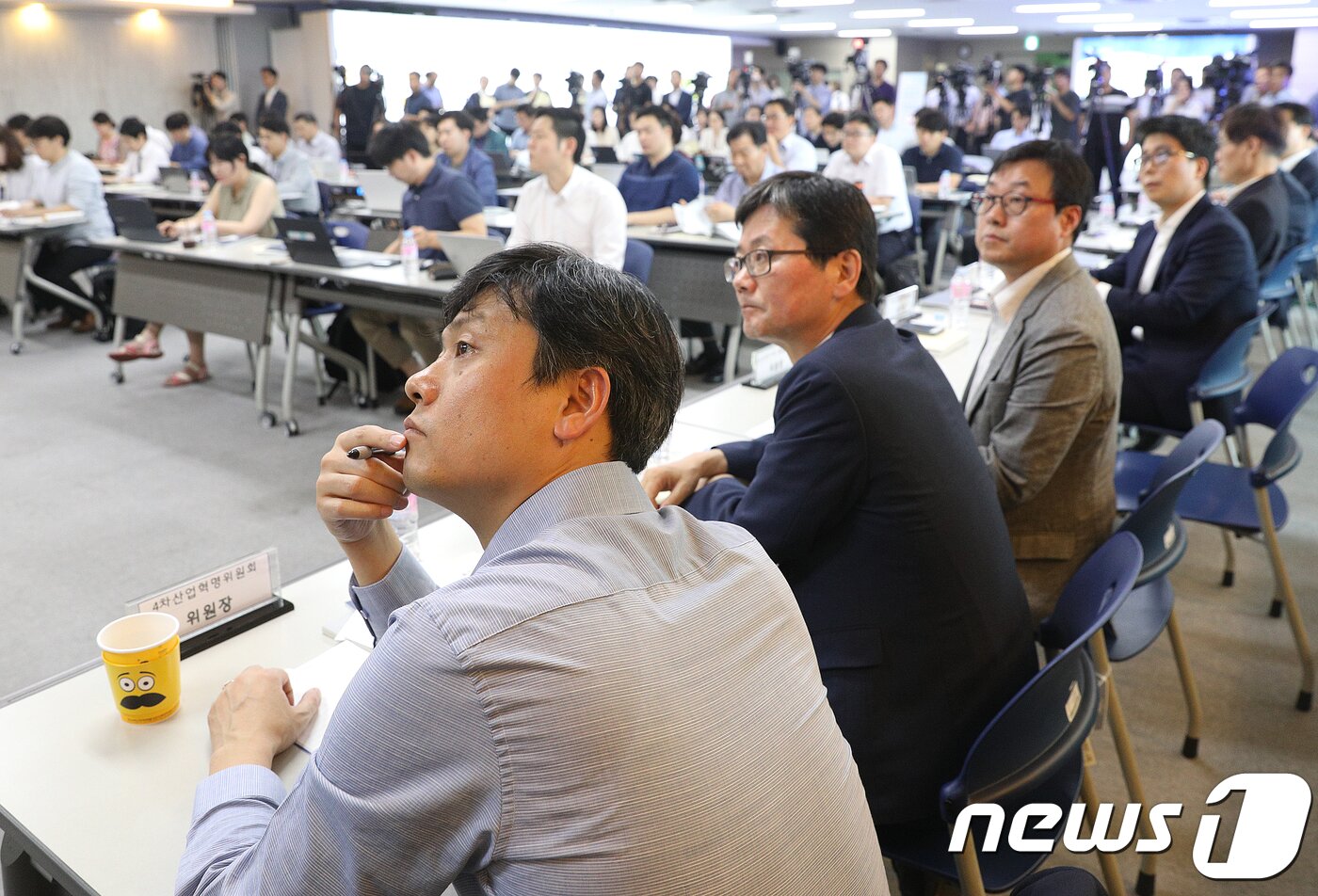 본문 이미지 - 장병규 대통령 직속 4차산업혁명위원회 위원장(왼쪽)과 손병석 국토교통부 차관이 16일 오후 서울 마포구 DMC첨단산업센터에서 스마트시티 국가 시범도시 기본구상 발표를 듣고 있다. 4차산업혁명위원회와 국토교통부는 오는 2021년을 완공을 목표로 건물과 토지의 용도제한을 없애고 공유차량 개념을 도입한 스마트시티를 세종과 부산에 마련한다. 2018.7.16/뉴스1 ⓒ News1 신웅수 기자