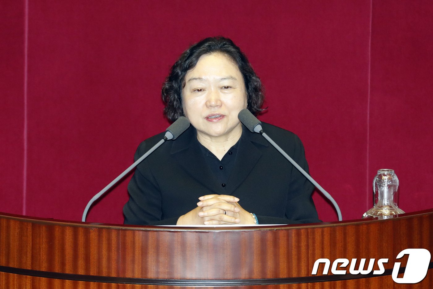 20대 후반기 국회 행정안전위원장에 선출된 인재근 더불어민주당 의원이 16일 오후 서울 여의도 국회에서 열린 본회의에서 당선인사를 하고 있다. 2018.7.16/뉴스1 DB