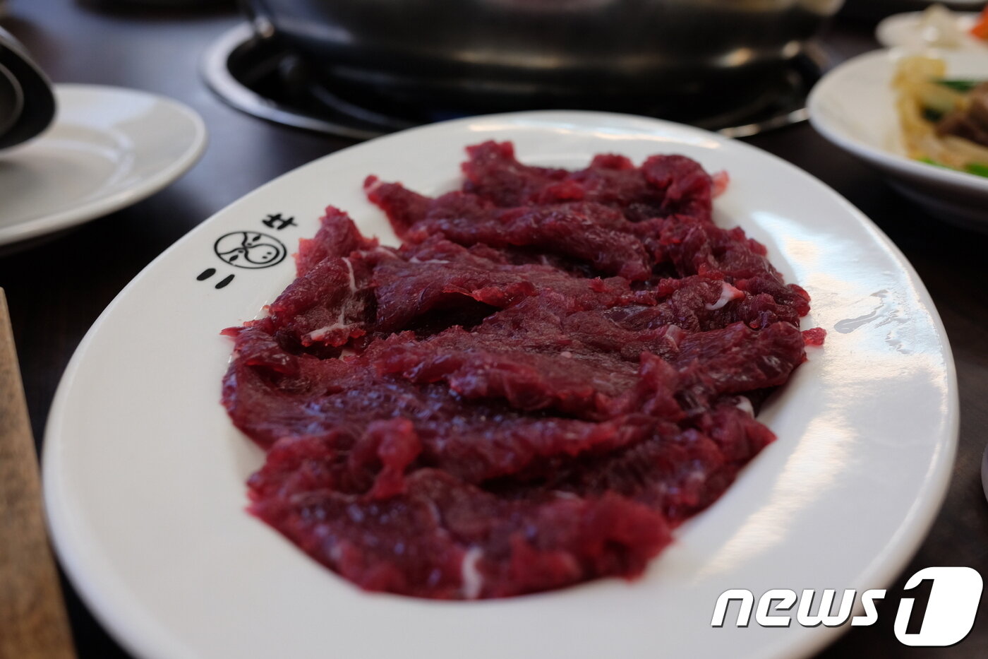 본문 이미지 - 우육면 맛집으로 알려진 음식점들은 보통 소 농장을 함께 운영해 싱싱한 소고기를 매일 공수한다.