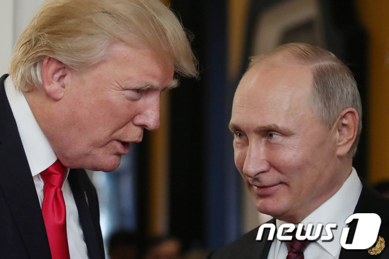 도널드 트럼프 미국 대통령(왼쪽)과 블라디미르 푸틴 러시아 대통령(오른쪽). (자료사진) © AFP=뉴스1