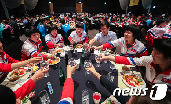 환영만찬 참석, 건배하는 북한 탁구선수단