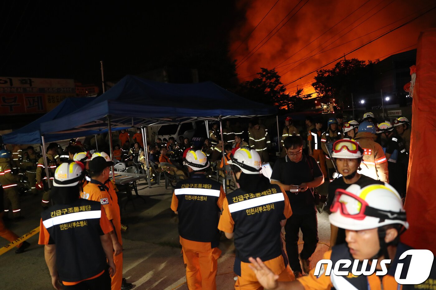 본문 이미지 - 16일 오후 11시40분께 인천시 서구 오류동 한 합성수지 공장에서 큰 불이 나 신고를 받고 출동한 소방대원들이 진화작업을 벌이고 있다. 2018.7.17/뉴스1 ⓒ News1 정진욱 기자