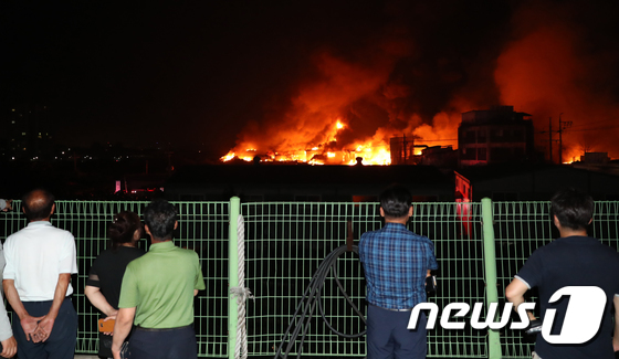 16일 오후 11시40분께 인천시 서구 오류동 한 합성수지 공장에서 큰 불이 나 인근 주민들이 화재현장을 지켜보고 있다.2018.7.17/뉴스1 © News1 정진욱 기자