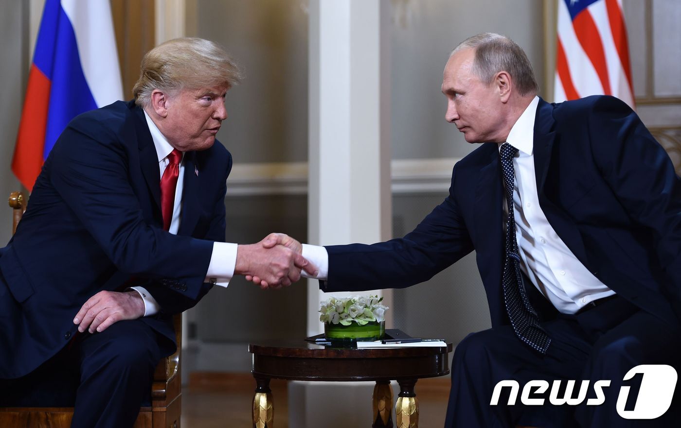 본문 이미지 - 도널드 트럼프 미국 대통령과 블라디미르 푸틴 러시아 대통령이 16일(현지시간) 핀란드 헬싱키의 대통령 궁에서 정상회담을 시작하며 악수를 하고 있다. 트럼프 대통령과 푸틴 대통령이 국제회의에서 만나 회담한 적은 있으나 별도의 공식회담은 이번이 처음이다. ⓒ AFP=뉴스1 ⓒ News1 우동명 기자