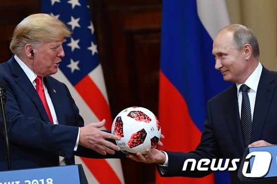 [사진] 트럼프에 러 월드컵 공인구 선물하는 푸틴