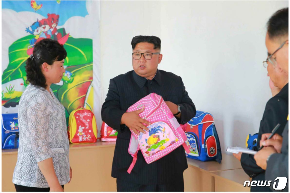본문 이미지 - 김정은 북한 국무위원장이 함경북도 청진시의 청진가방공장을 방문했다고 노동당 기관지 노동신문이 17일 보도했다. (노동신문) 2018.7.17/뉴스1