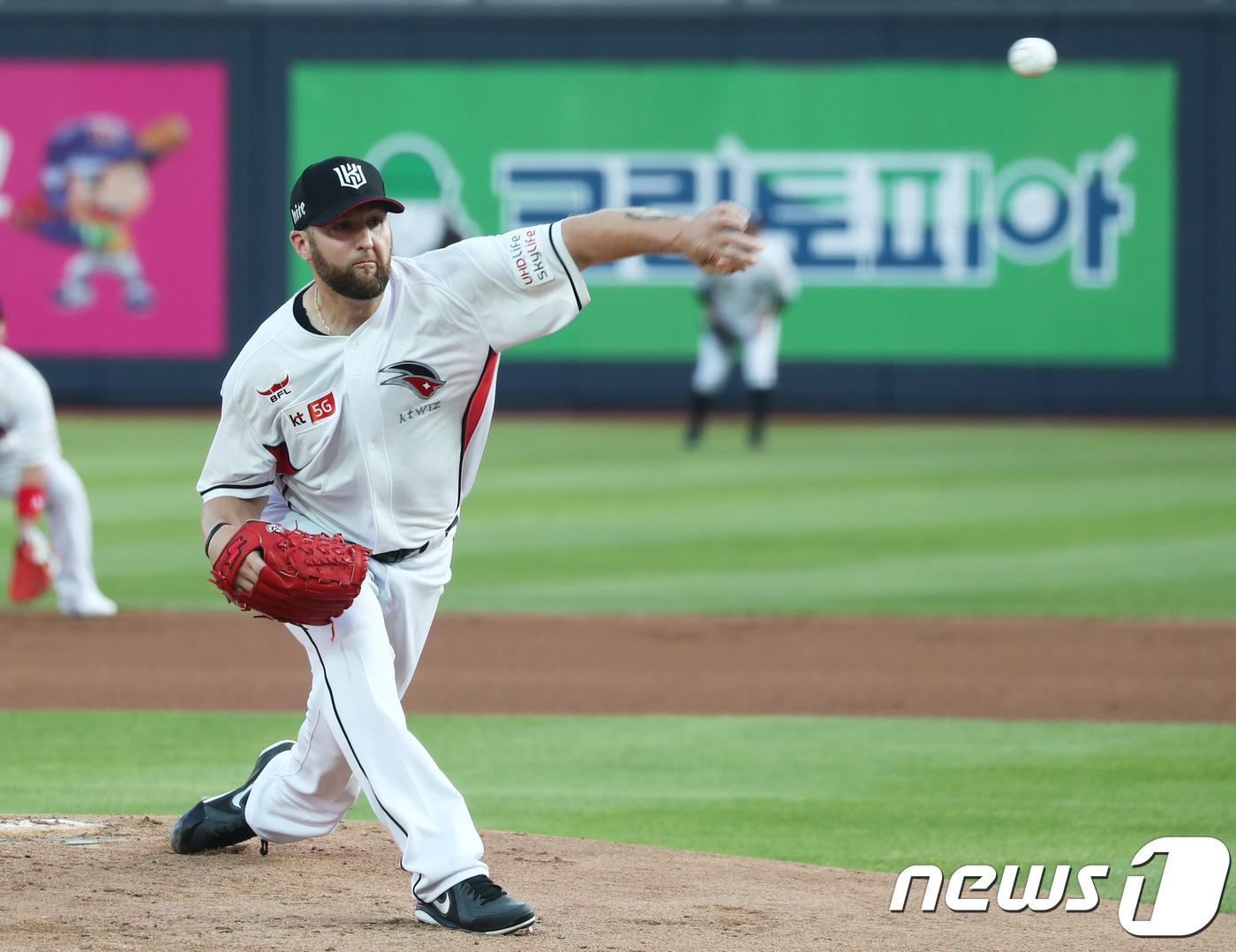 (수원=뉴스1) 오장환 기자 = 17일 오후 경기도 수원시 장안구 kt위즈파크에서 열린 '2018 신한은행 마이카 KBO리그' 프로야구 한화 이글스와 kt 위즈의 경기 1회초 상황 …