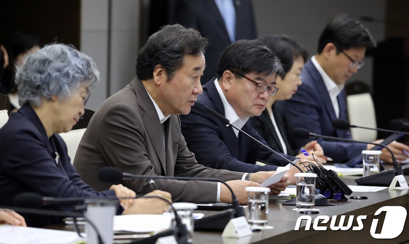 본문 이미지 - 이낙연 국무총리가 18일 정부세종청사 국무조정실 영상회의실에서 열린 서울-세종 영상 국정현안점검조정회의에서 모두발언을 하고 있다. 2018.7.18/뉴스1 ⓒ News1 장수영 기자