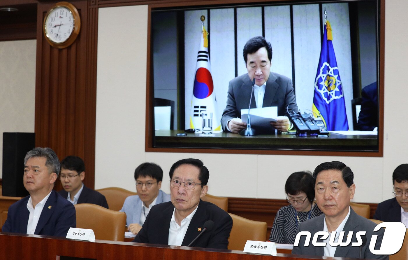 본문 이미지 - 김상곤 사회부총리 겸 교육부 장관(오른쪽부터), 송영무 국방부 장관, 이인호 산업통상자원부 차관이 18일 오전 종로구 세종대로 정부서울청사에서 열린 세종-서울청사 국정현안점검조정회의에 참석해 이낙연 국무총리의 모두발언을 경청하고 있다. 2018.7.18/뉴스1 ⓒ News1 박세연 기자