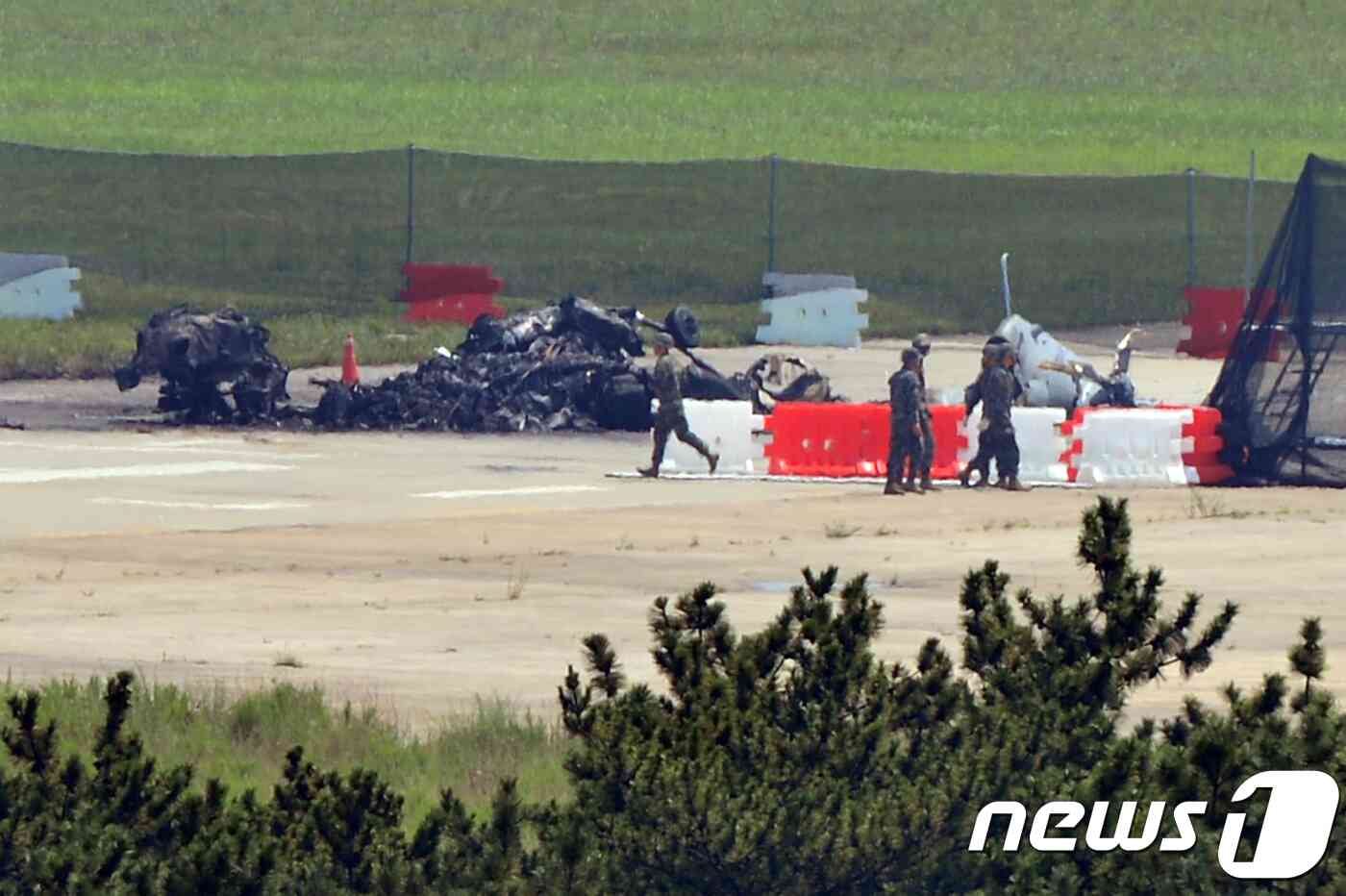 18일 오전 경북 포항시 남구 해군 6항공전단 활주로에 추락한 해병대 1사단 마린온 헬기 사고 현장에서 군 조사반이 잔해를 조사하고 있다.  헬기에 탑승했던 조종사 등 5명이 숨지고 1명이 부상했다.2018.7.18/뉴스1 © News1 최창호 기자