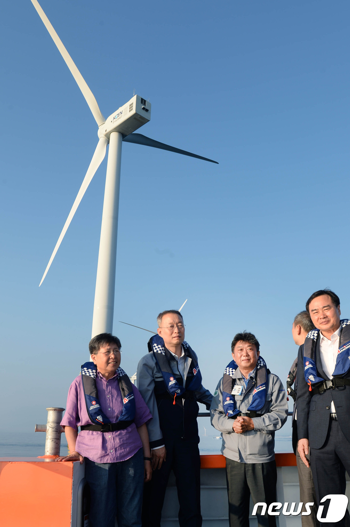 (서울=뉴스1) 송원영 기자 = 백운규 산업통상자원부 장관이 18일 제주 한경면에 위치한 국내 최초 상업용 해상풍력단지인 탐라해상 풍력을 방문해 현황보고를 듣고 있다. (산업통상자 …