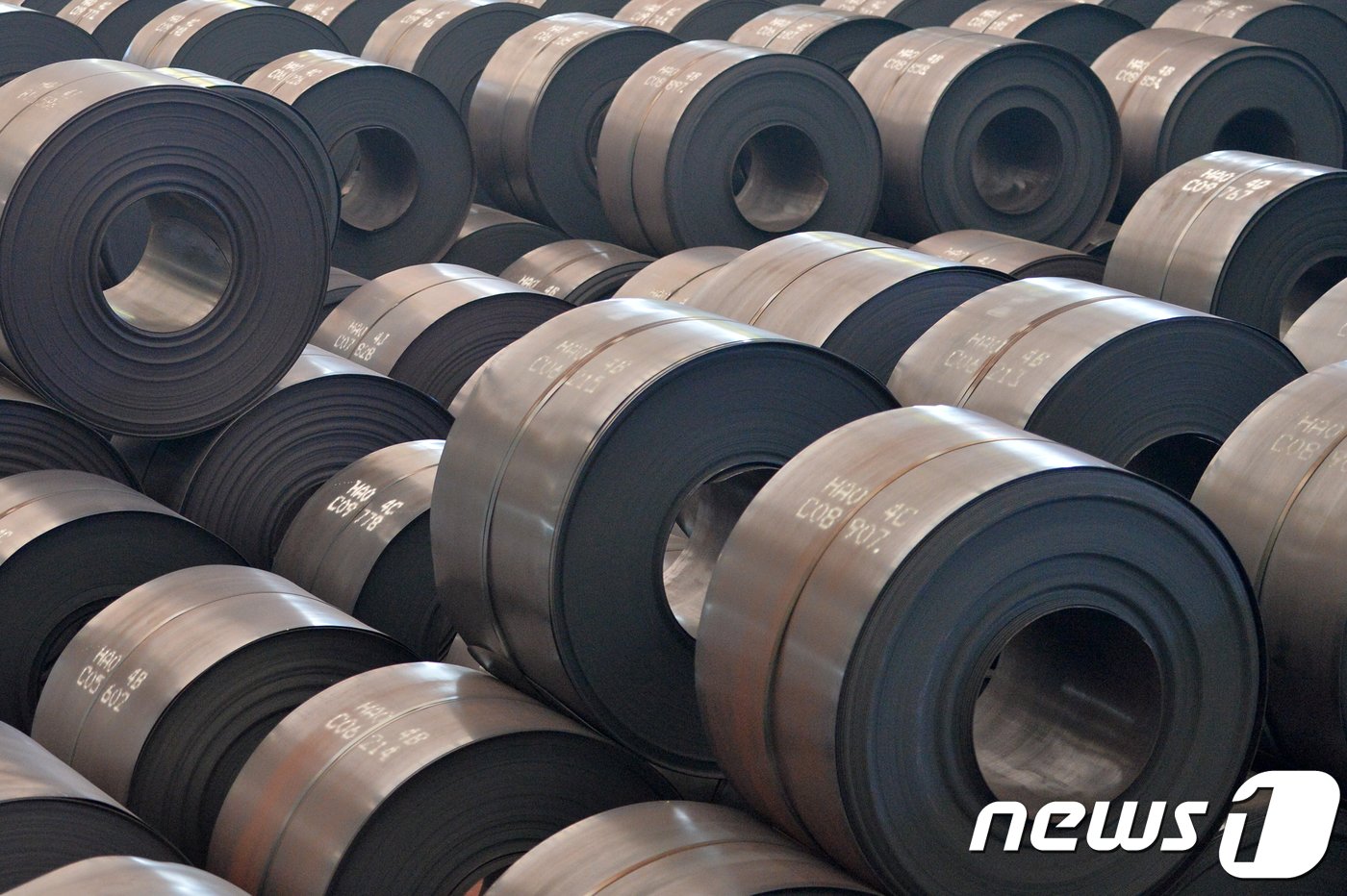 본문 이미지 -  포스코 포항제철소 제품 창고에 수출을 앞둔 열연 제품들이 쌓여있다. 2018.7.19/뉴스1 ⓒ News1 최창호 기자