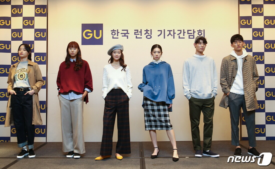 본문 이미지 - 19일 오전 서울 광화문 포시즌스 호텔에서 열린 ‘ ‘GU 한국 런칭 기자 간담회’에서 GU 주요 상품을 착용한 모델들이 포즈를 취하고 있다. ⓒ News1
