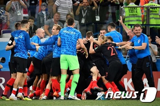 크로아티아 선수들이 2일 러시아 니즈니노보고로드의 니즈니노보고로드 스타디움에서 열린 2018 국제축구연맹(FIFA) 러시아 월드컵 16강전에서 승부차기 끝에 덴마크를 꺾은 뒤 환호하고 있다. © AFP=News1
