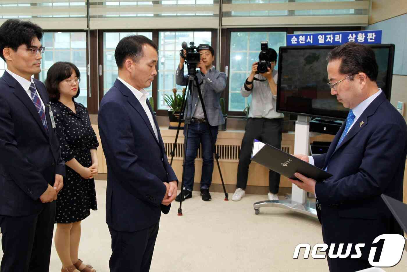 허석 순천시장이 2일 오전 이종관 비서실장(왼쪽 세번째)에게 임명장을 수여하고 있다.2018.7.2/뉴스1 © News1 지정운 기자