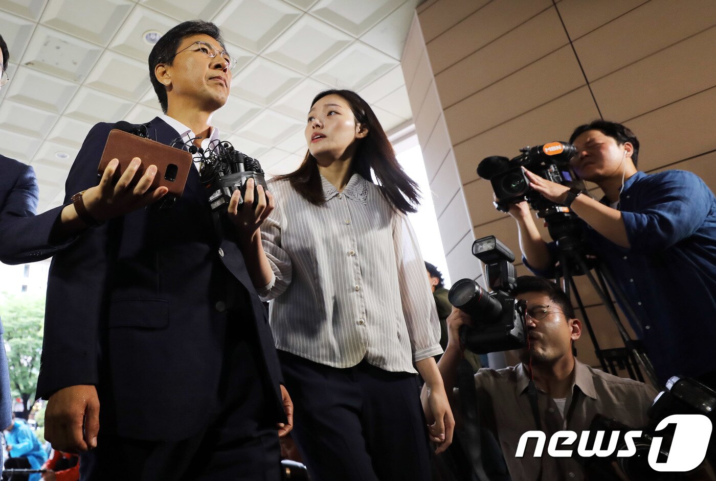 본문 이미지 - 수행비서를 위력으로 성폭행한 혐의 등을 받는 안희정 전 충남지사가 2일 오전 서울 마포구 서부지방법원에서 열린 첫 공판에 출석하고 있다. 2018.7.2/뉴스1 ⓒ News1 이재명 기자