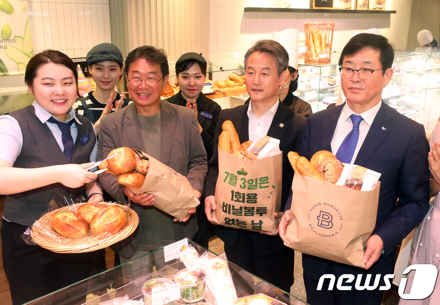 (서울=뉴스1) 송원영 기자 = 2일 서울 중구 파리바게뜨 명동본점에서 열린 1회용품 사용 자제 독려 캠페인에서  이철수 환경연합대표(앞줄 왼쪽 두번째 부터), 안병옥 환경부 차관 …