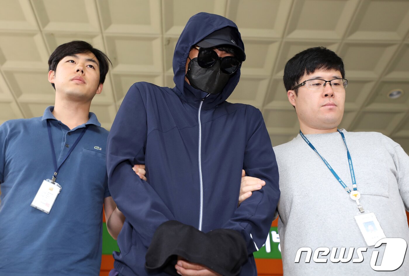 본문 이미지 - 유명 유튜버 양예원씨와 배우 지망생 이소윤씨에게 노출사진을 강요하고 성추행을 한 의혹을 받는 동호인 모집책 최모씨가 2일 오전 서울 마포구 서부지방법원에서 영장실질심사를 마치고 차량으로 향하고 있다. 2018.7.2/뉴스1 ⓒ News1 이재명 기자