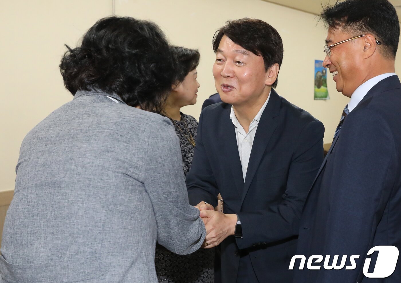 본문 이미지 - 안철수 바른미래당 전 서울시장 후보가 지난 2일 오후 서울 여의도의 한 식당에서 열린 6.13 지방선거 구청장, 시의원 등 출마자 오찬간담회에서 참석자들과 악수하고 있다. 2018.7.2/뉴스1 ⓒ News1 안은나 기자