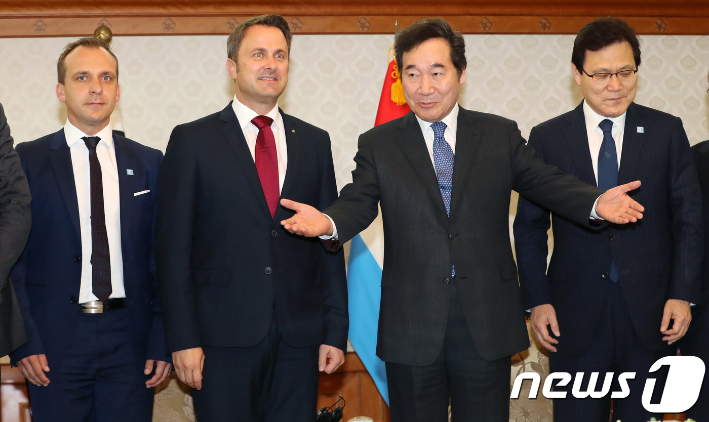 (서울=뉴스1) 박지수 기자 = 이낙연 국무총리가 2일 오후 서울 종로구 정부서울청사에서 자비에 베텔 룩셈부르크 총리 등 참석자들과 기념촬영을 마친 후 총리 회담을 시작을 알리고 …