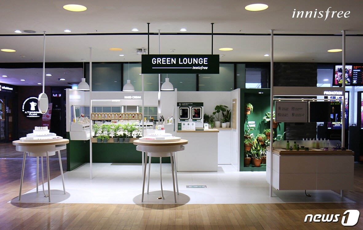 본문 이미지 - 이니스프리 '미니숍'(우측)이 자리한 그린라운지 CGV왕십리 전경ⓒ News1